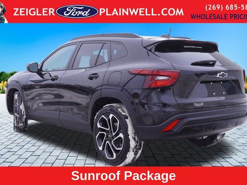 Used 2025 Chevrolet Trax RS w/ Sunroof Package image 3