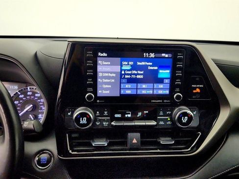 Used 2022 Toyota Highlander XLE AWD/4WD image 18