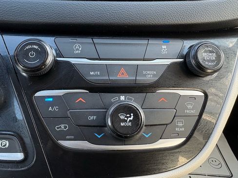 Used 2021 Chrysler Voyager Lxi image 29