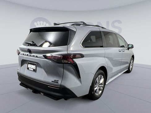 Used 2023 Toyota Sienna XLE Woodland Edition AWD/4WD image 11