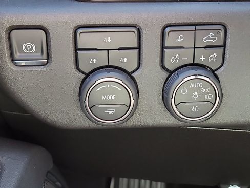 Used 2025 Chevrolet Silverado 2500 LT w/ Trail Boss Package AWD/4WD image 30