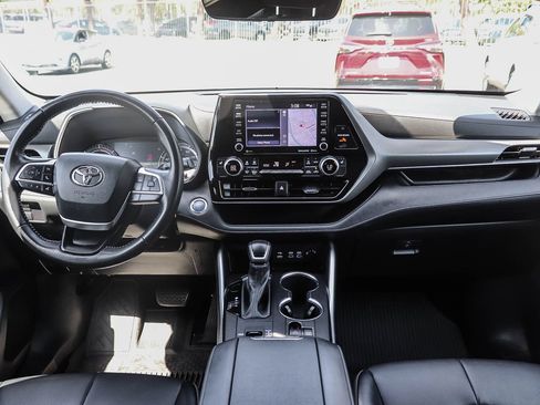 Used 2022 Toyota Highlander XLE AWD/4WD image 15