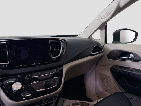 Used 2023 Chrysler Pacifica Touring-L image 24