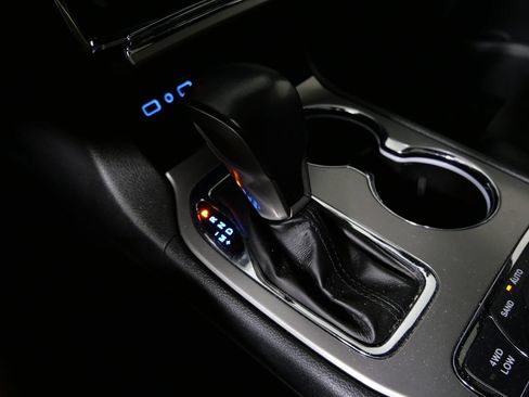 Used 2022 Jeep Grand Cherokee Laredo X AWD/4WD image 25