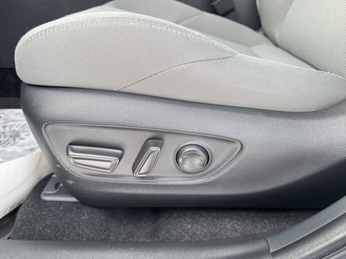 Used 2023 Toyota Venza LE image 14