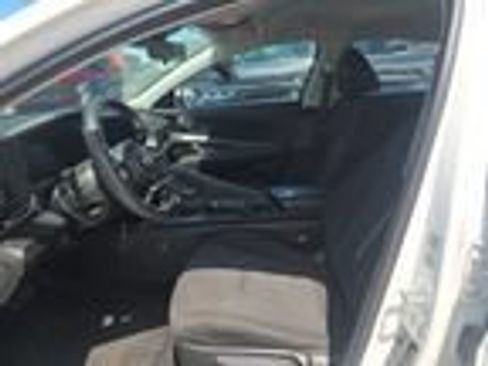 Used 2024 Hyundai Elantra SE FWD image 3