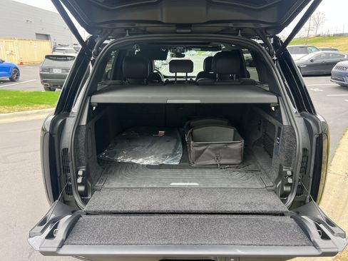 Used 2025 Land Rover Range Rover SE image 34