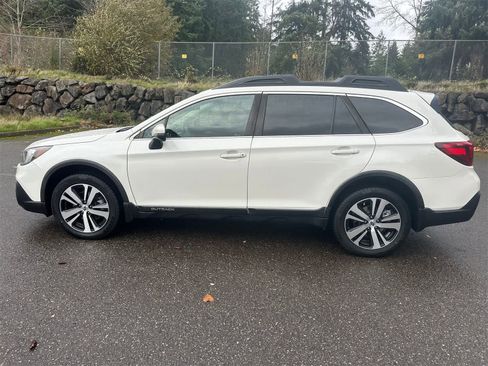 Used 2018 Subaru Outback 3.6R Limited image 2