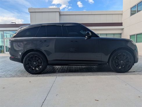 Used 2023 Land Rover Range Rover SE image 3