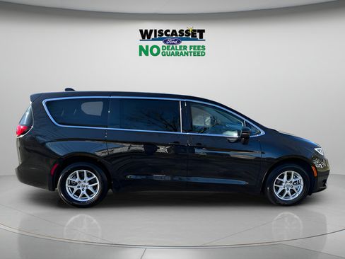 Used 2024 Chrysler Pacifica Touring-L FWD image 5