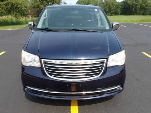 Used 2014 Chrysler Town & Country Touring-L w/ Driver Convenience Group FWD image 3