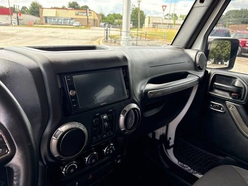 Used 2017 Jeep Wrangler Unlimited Sport w/ Quick Order Package 23S AWD/4WD image 17