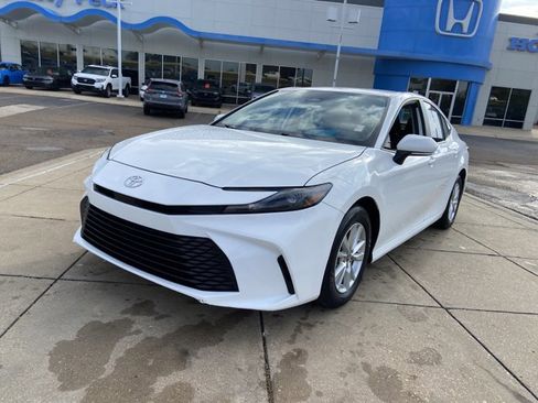 Used 2025 Toyota Camry LE image 4