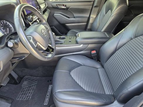 Used 2023 Toyota Highlander XSE FWD image 8