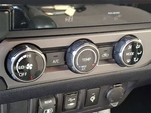 Used 2018 Toyota Tacoma TRD Off-Road image 15