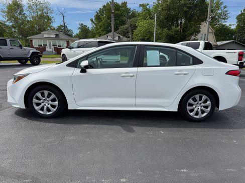 Used 2021 Toyota Corolla LE FWD image 4