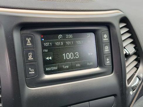 Used 2017 Jeep Cherokee Latitude AWD/4WD image 25