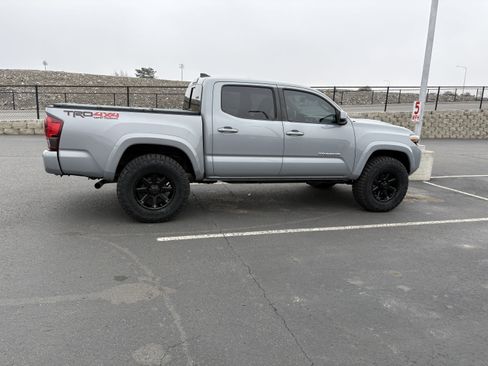 Used 2019 Toyota Tacoma TRD Sport image 3
