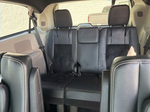 Used 2018 Dodge Grand Caravan SXT image 12