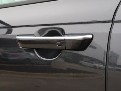 Used 2025 Kia Carnival EX image 20