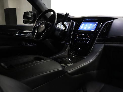 Used 2015 Cadillac Escalade Platinum image 29