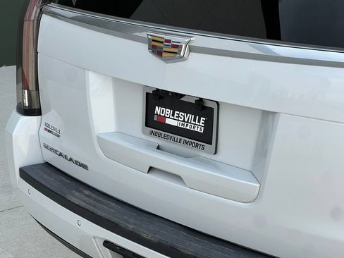 Used 2018 Cadillac Escalade ESV Luxury AWD/4WD image 10