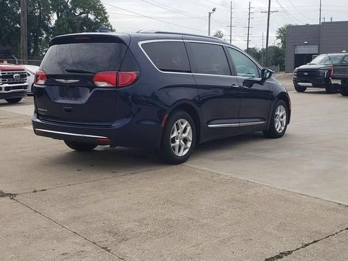 Used 2017 Chrysler Pacifica Touring-L Plus w/ Tire & Wheel Group FWD image 4