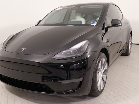 Used 2024 Tesla Model Y Long Range image 3