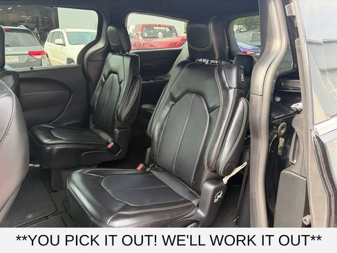 Used 2025 Chrysler Pacifica Select FWD image 10