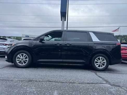 Used 2024 Kia Carnival LX FWD image 2