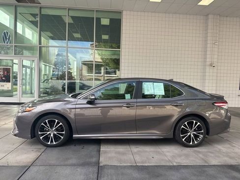 Used 2020 Toyota Camry SE image 2