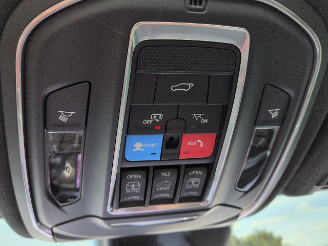 Used 2025 Jeep Grand Cherokee L Limited w/ Black Appearance Package AWD/4WD image 25