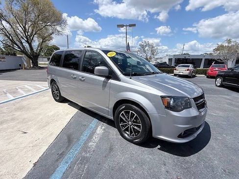 Used 2018 Dodge Grand Caravan SE FWD image 2