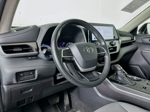 Used 2023 Toyota Highlander Bronze Edition image 9