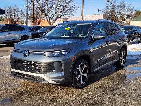 Certified 2025 Volkswagen Tiguan SE image 2