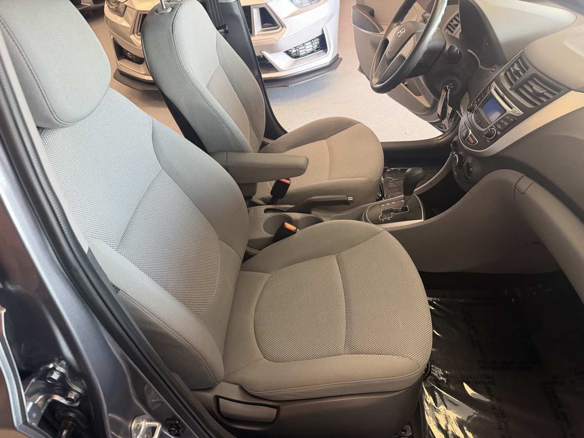 Used 2013 Hyundai Accent GLS FWD image 18