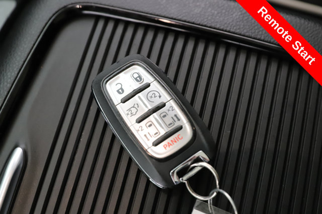 Used 2025 Chrysler Pacifica Limited FWD image 3