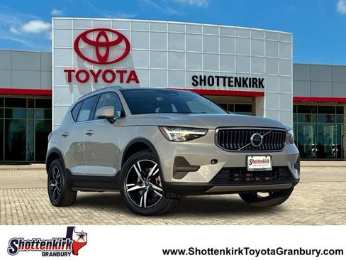 Used 2024 Volvo XC40 B5 Core AWD/4WD image 1