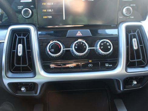 Used 2023 Kia Sorento LX image 31