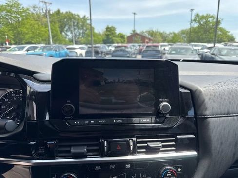 Used 2025 Nissan Pathfinder SV AWD/4WD image 15