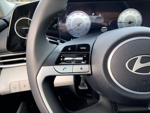 Certified 2025 Hyundai Elantra Limited image 23