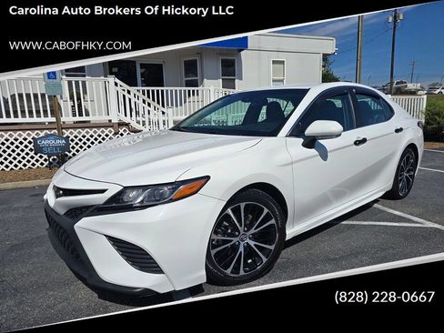 Used 2018 Toyota Camry SE image 1