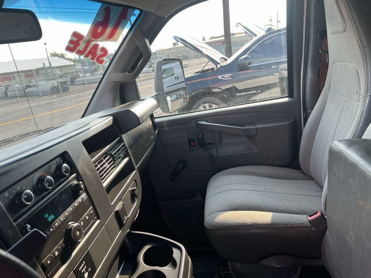 Used 2016 Chevrolet Express 3500 Extended RWD image 11
