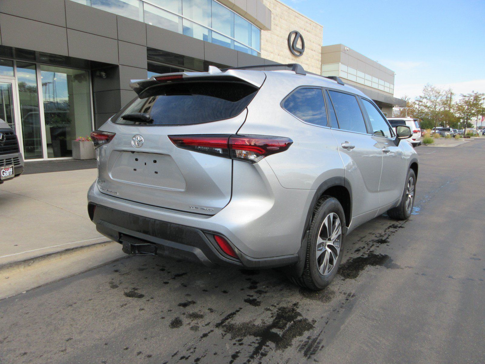 Used 2024 Toyota Highlander XLE AWD/4WD image 10