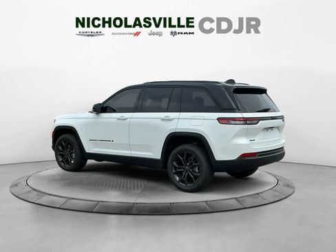 Used 2025 Jeep Grand Cherokee Limited AWD/4WD image 3