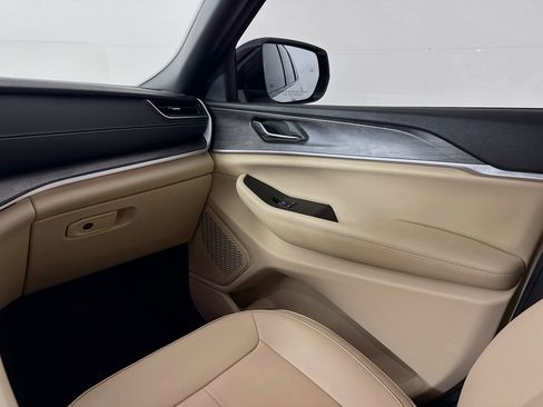 Used 2025 Jeep Grand Cherokee L Limited RWD image 24