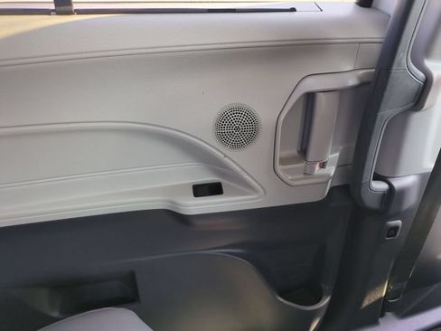 Used 2023 Toyota Sienna XLE FWD image 27