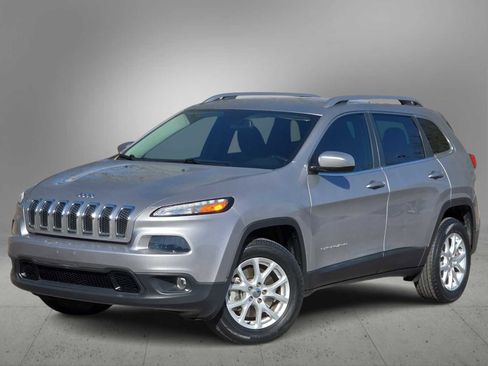 Used 2018 Jeep Cherokee Latitude w/ Cold Weather Group image 1