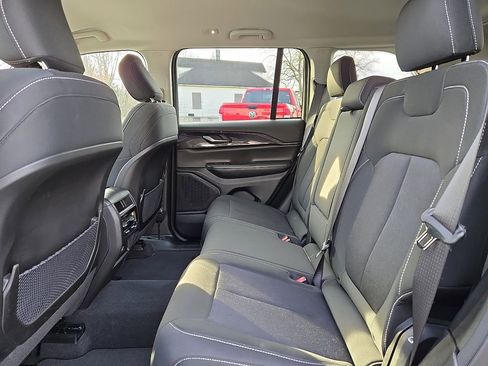 Used 2023 Jeep Grand Cherokee Laredo image 10