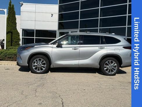 Used 2024 Toyota Highlander Limited FWD image 6